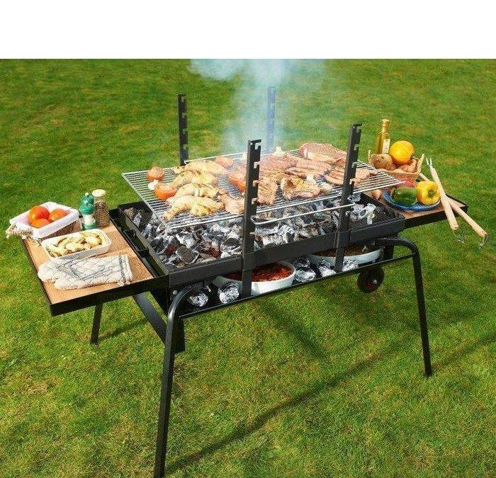Brasero, Luxe 150, grande barbecue a carbone con più piani di cottura e con una griglia per il mantenimento in caldo dei cibi già pronti; è chiudibile e trasportabile; la griglia centrale è regolabile su più altezze e misura 90x53 cm. Ripiani laterali in legno. Può funzionare anche come inceneritore di foglie e carta. Euro 430